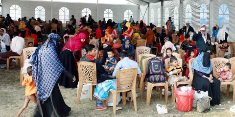 Rohingya-Flüchtlinge warten am 4. Dezember 2020  darauf, an Bord eines Schiffes der Marine von Bangladesch zu gehen, um zur Insel Bhashan Char transportiert zu werden. © Mamunur Rashid / shutterstock.com