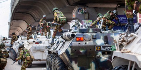 Bangladesische Soldat*innen in Dhaka am 20. Juli 2024 steigen aus gepanzerten Fahrzeugen, um die studentischen Proteste aufzulösen © AFP via Getty Images