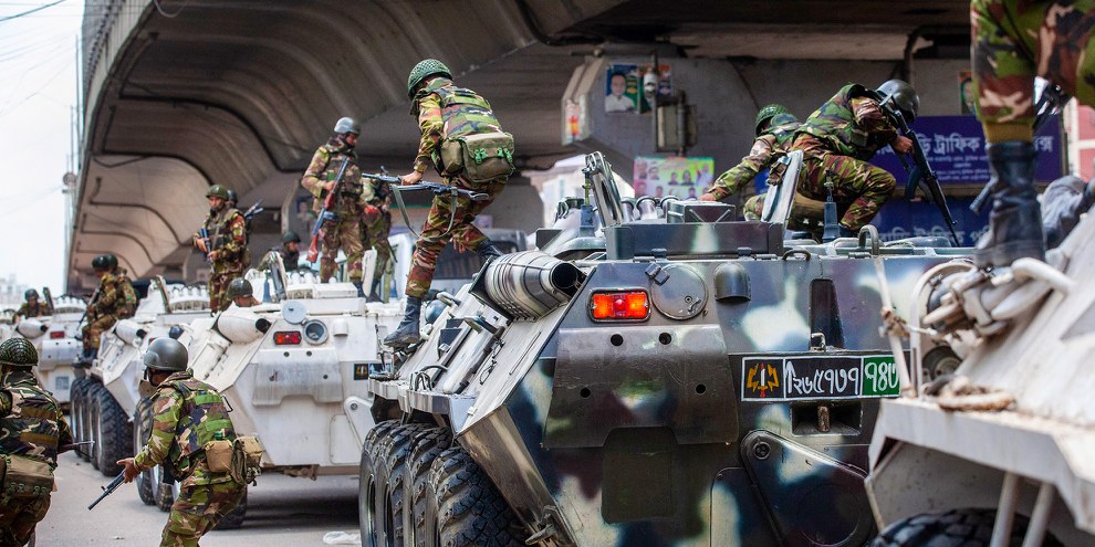 Bangladesische Soldat*innen in Dhaka am 20. Juli 2024 steigen aus gepanzerten Fahrzeugen, um die studentischen Proteste aufzulösen © AFP via Getty Images