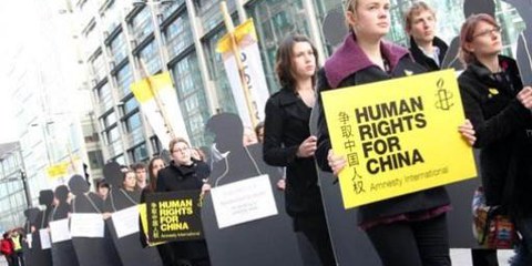 AktivistInnen von Amnesty Grossbritannien fordern eine Verbesserung der Menschenrechtslage ©  AI