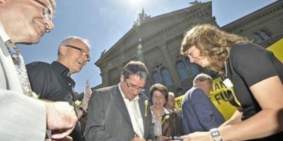 Parlamentarier unterschreiben die Postkarte von Amnesty International © Valérie Chételat 