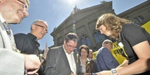 Parlamentarier unterschreiben die Postkarte von Amnesty International © Valérie Chételat 