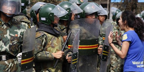 Protestiernde Uigurin, Urumqi, Juli 2009 © AP/PA Photo/Ng Han Guan