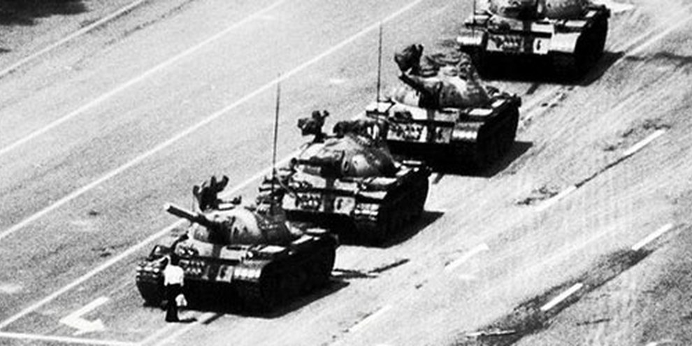 Der «Tank Man» stellte sich während des Tiananmen-Massakers vor die Panzer. © 1989 Stuart Franklin, Magnum photos 
