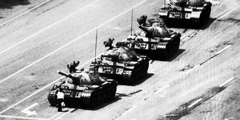Der «Tank Man» stellte sich während des Tiananmen-Massakers vor die Panzer. © 1989 Stuart Franklin, Magnum photos 
