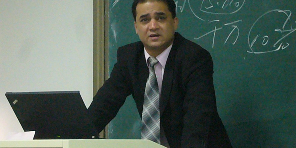 Ilham Tohti an der Universität Peking, vor seiner Verhaftung vor vier Jahren. © Privat