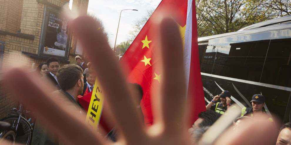 Bei einer Aktion in Den Haag zu den Internierungslagern in Xinjiang trafen Amnesty-Mitglieder auf eine Gruppe von Anhängern der chinesischen Regierung.