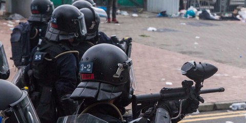 Die Polizei Hongkongs droht damit, scharfe Munition einzusetzen. © Jimmy Lam / everydaphoto