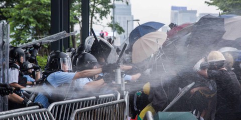 Zusammenstoss zwischen Polizei und Protestierenden, Hongkong, Juli 2019. © Jimmy Lam @everydayaphoto