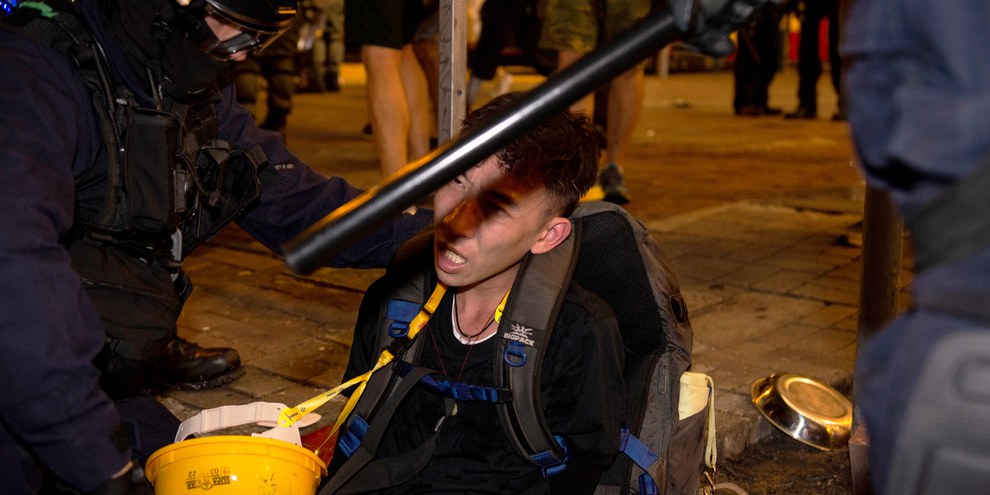 Die Polizei geht mit äusserster Brutalität gegen Protestierende vor. Verhaftung eines Demonstranten im August 2019. ©  Rumbo a lo desconocido / shutterstock