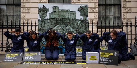 Übergabe der Petition bei der chinesischen Botschaft in London: Mehr als 320'000 Menschen fordern die Freilassung aller in Internierungslagern und Gefängnissen in Xinjiang inhaftierten Personen. © Amnesty International