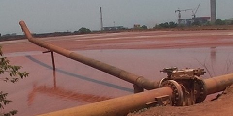 Ein Becken mit rotem Schlamm der Firma Vedanta in Lanjigarh, Orissa, in Inden, Mai 2011. © AI