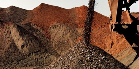 Die Bauxit-Raffinerie von Vedanta verstösst gegen Umweltstandards und Menschenrechte. Mit Festnahmen von und Anklagen gegen DorbewohnerInnen soll der Widerstand gebrochen werden. © Johann Rousselot (Signatures) pour AI