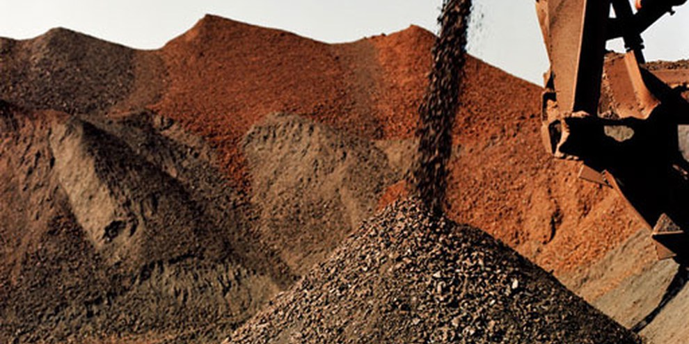 Die Bauxit-Raffinerie von Vedanta verstösst gegen Umweltstandards und Menschenrechte. Mit Festnahmen von und Anklagen gegen DorbewohnerInnen soll der Widerstand gebrochen werden. © Johann Rousselot (Signatures) pour AI