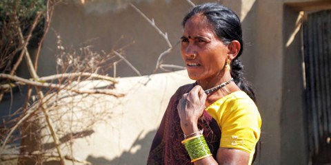 Die Adivasi-Frau Nirupabai neben ihrem Haus, das neun Tage zuvor zerstört worden war, um der Erweiterung der Kusmunda Mine Platz zu machen. All ihr Besitz und die Getreideernte eines Jahres wurden dabei vernichtet. Januar, 2014. © Amnesty International India