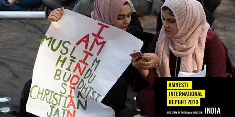 Zwei muslimische Inderinnen mit Protest-Plakaten gegen das umstrittene Citizenship Amendment Bill ( CAB CAA ) in Mumbai Maharashtra, Indien. © arun sambhu mishra / shutterstock