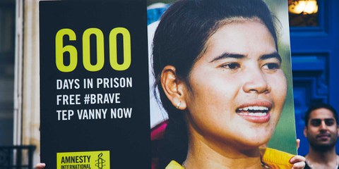 Amnesty International betrachtete Tep Vanny als eine Gefangene aus Gewissensgründen, die nur wegen ihrer friedlichen Menschenrechtsarbeit festgehalten wurde. Sie war auch Teil der globalen BRAVE-Kampagne, an der mehr als 200'000 Menschen weltweit teilgenommen haben. © christophemeireis.com