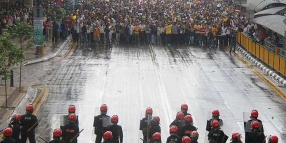 Polizisten gegen Demonstrierende. Kuala Lumpur, 9. Juli 2011. © Mohd Fazrul Hasnor/Demotix 