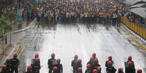 Polizisten gegen Demonstrierende. Kuala Lumpur, 9. Juli 2011. © Mohd Fazrul Hasnor/Demotix 