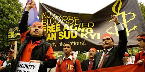 Demonstranten fordern Freiheit für Aung San Suu Kyi. London, Juni 2007 © AI
