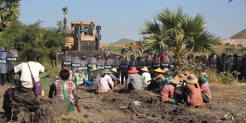Protestierende Bäuerinnen und Bauern vor der Letpadaung  Kupfermine am 22. Dezember 2014 © AP/Press Association Images