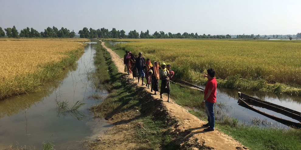 Rohingya-Flüchtlinge überqueren die Grenze von Bangladesch, nachdem sie sich die Nacht durch in einem Wäldchen versteckt hielten. 22. November 2016. © AI
