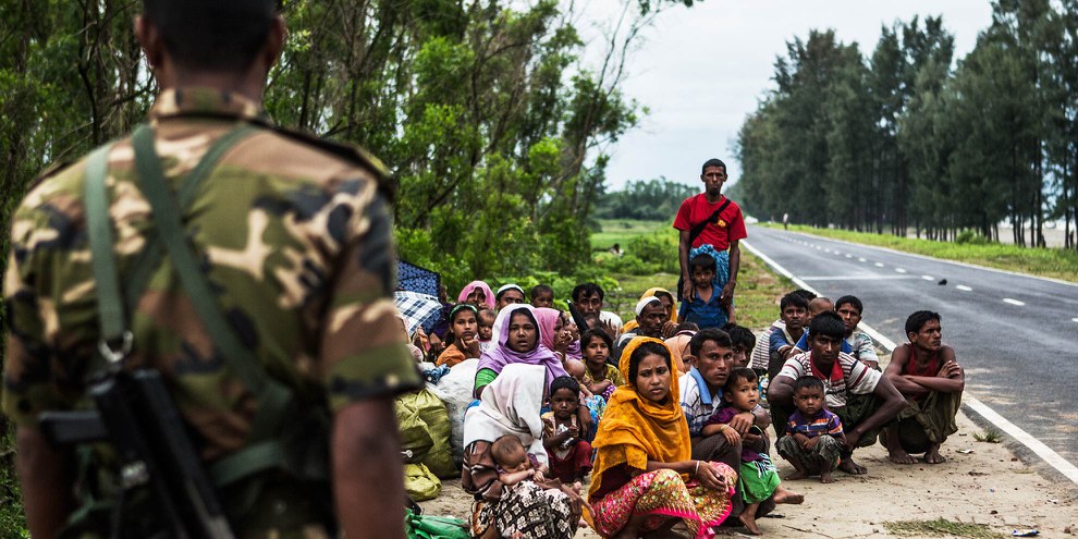 Rohingya-Flüchtlinge an einem Strassenrand in Bangladesh, 28. September 2017 © Andrew Stanbridge / Amnesty International