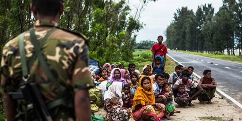 Rohingya-Flüchtlinge an einem Strassenrand in Bangladesh, 28. September 2017 © Andrew Stanbridge / Amnesty International