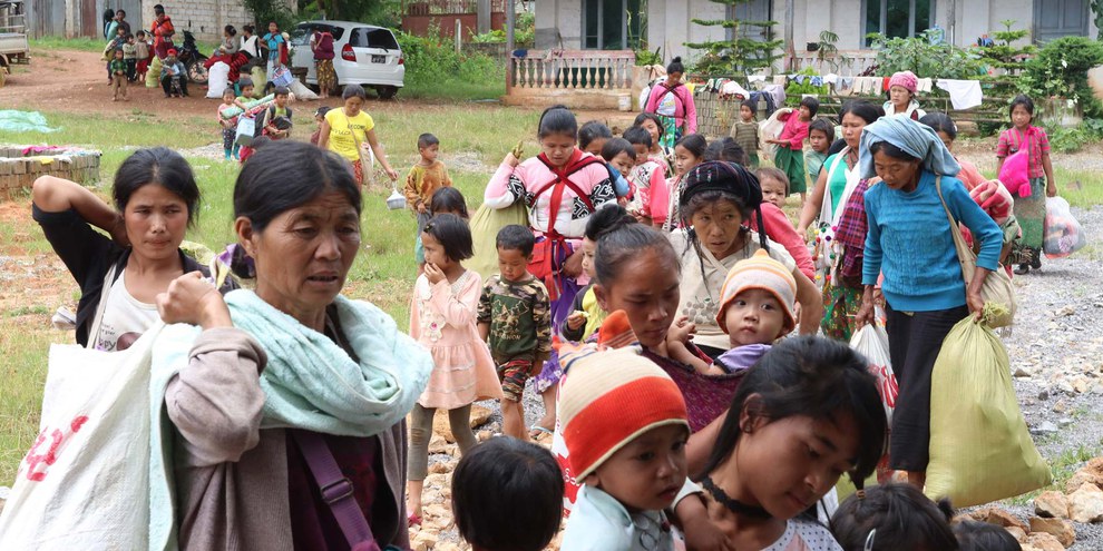 Frauen und Kinder aus Dörfern in der Gemeinde Kutkai, die am 25. August 2019 in ein Kloster evakuiert wurden, ©Nay Lin.jpeg