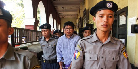 Reuters Journalist Wa Lone bei seiner Verhaftung durch die myanmarische Polizei. © VOA Burmese