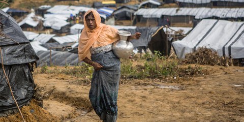 Eine Rohingya-Flüchtlingsfrau im Kutupalong Flüchtlingslager in Bangladesch. © Andrew Stanbridge / Amnesty International