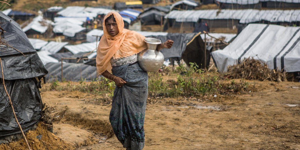 Eine Rohingya-Flüchtlingsfrau im Kutupalong Flüchtlingslager in Bangladesch. © Andrew Stanbridge / Amnesty International