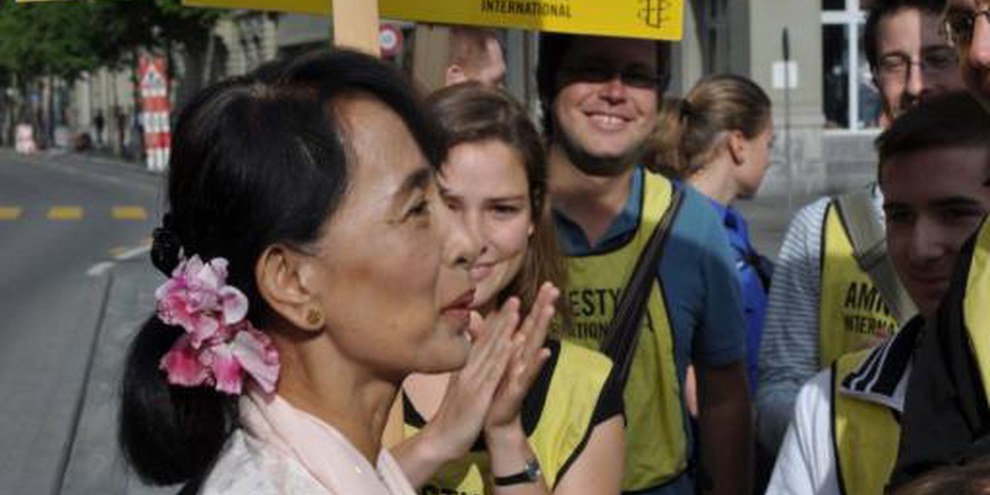 Amnesty-Mitglieder begrüssen Aung San Suu Kyi. © AI