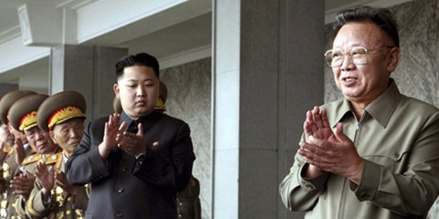 Kim Jong-un und sein Vater Kim Jong-il applaudieren einer Militärparade. Pjöngjang, Oktober 2010. © AP