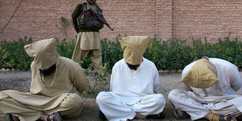 Ein pakistanischer Soldat bewacht Gefangene. © Reuters/K. Parvez 