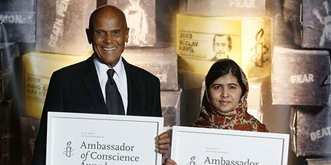 Als «Ambassadors of Conscience 2013» ausgezeichnet: Harry Belafonte und Malala Yousafzai in Dublin. © AI