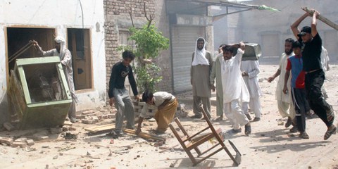 Schon seit Jahren kommt es zu gewalttätigen Protesten der muslimischen Mehrheit gegen christliche Gemeinschaften in Pakistan – so hier in der Stadt Gojra 2009, als sechs ChristInnen bei lebendigem Leib verbrannt wurden. ©	 REUTERS/Fayyaz Hussain