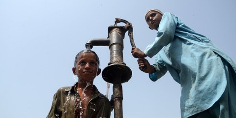 Das Wasser aus dem Brunnen mit der Handpumpe – oft die einzige mögliche Kühlung. © Shakil Adil