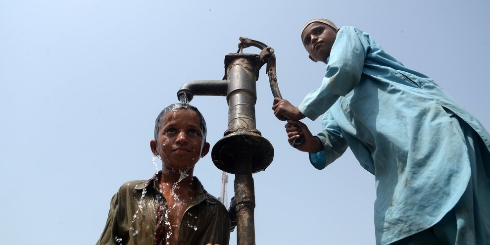 Das Wasser aus dem Brunnen mit der Handpumpe – oft die einzige mögliche Kühlung. © Shakil Adil