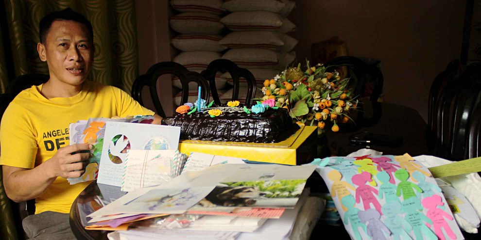 Philippinische Amnesty-Mitarbeiter haben Jerryme Corre zu seinem Geburtstag besucht und ihm Unterstützungsbriefe aus aller Welt mitgebracht. © Amnesty International