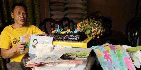 Philippinische Amnesty-Mitarbeiter haben Jerryme Corre zu seinem Geburtstag besucht und ihm Unterstützungsbriefe aus aller Welt mitgebracht. © Amnesty International