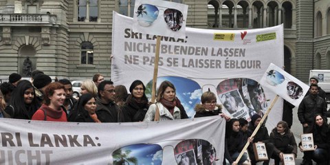 Übergabe einer Petition mit über 25'000 Unterschriften gegen Rückschaffungen von Flüchtlingen nach Sri Lanka. Der Slogan «Nicht blenden lassen» bezieht sich darauf, dass Sri Lanka sein Image als beliebtes Reiseziel aufpolieren konnte – trotz Menschenrechtsverletzungen. Bern, 14. November 2013. © Amnesty International