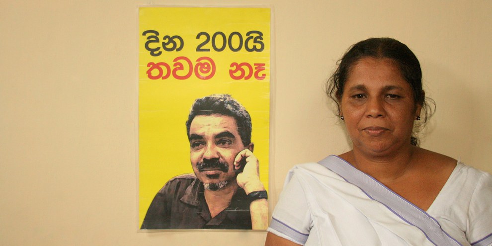 Sandya Eknaligoda vor einem Bild ihres verschwundenen Mannes Prageeth Eknaligoda © Privat