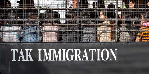 Rücktransport von MigrantInnen in Thailand © SOMRERK WITTHAYANANT / Shutterstock.com