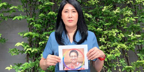 Die Schwester von Wanchalearm Satsaksit, Sitanan Satsaksit, mit einem Bild ihres verschwundenen Bruders. ©  C. Khaosod English