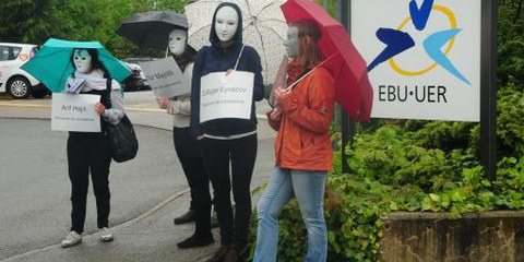 Genfer Amnesty-AktivistInnen vor den Büros der EBU © AI