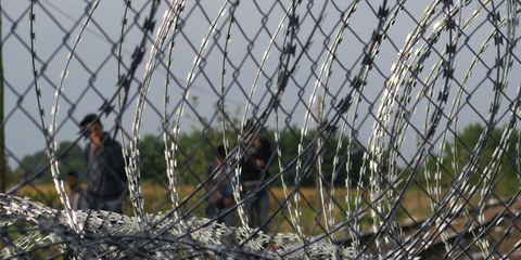 Grenzübergang Horgos-Roszke zwischen Serbien und Ungarn, wo die ungarischen Behörden einen Grenzzaun errichtet und den offiziellen Grenzübergang geschlossen haben. © Amnesty International