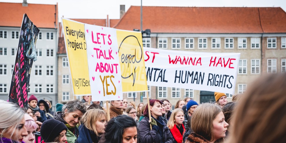 Am 25. November 2018 protestierten in Kopenhagen Frauen und Mädchen über die Definition von Vergewaltigung im Strafgesetz. © Jonas Persson