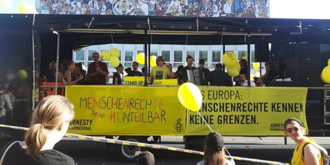 Der «Amnesty-Truck» auf der #unteilbar-Demonstration am 13. Oktober 2018 in Berlin. © AI
