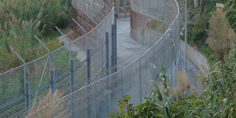 Symbol der Abschottung Europas: Grenzzaun rund um die spanische Enklave Ceuta. © Amnesty International